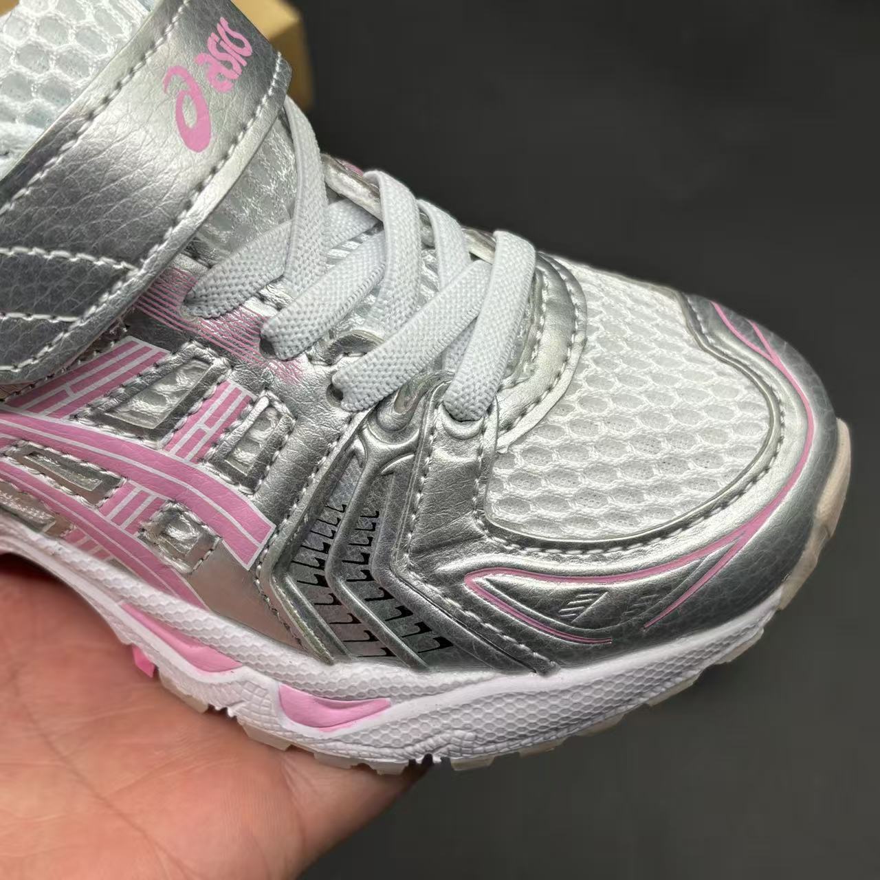 Children's shoes child